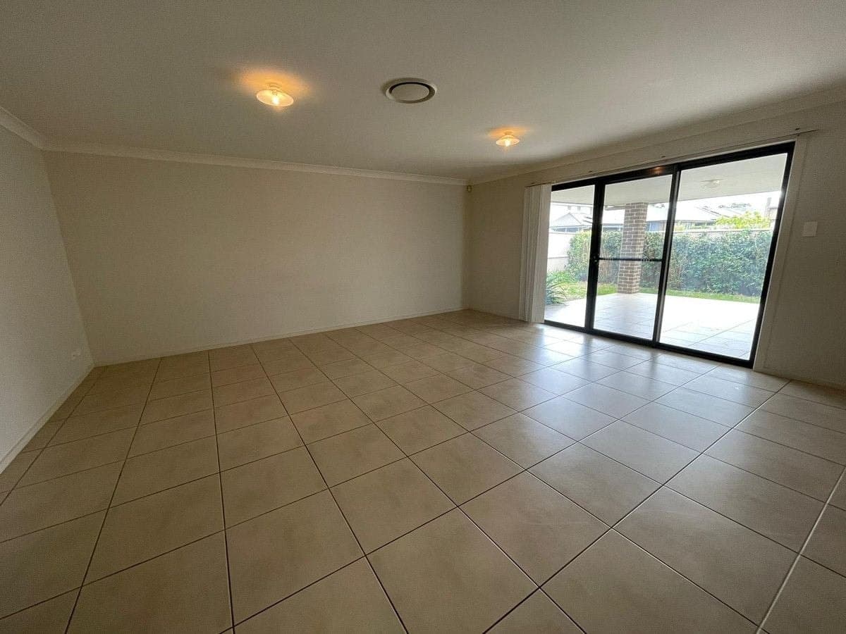 23 Harland Road, Spring Farm, Spring Farm - Thumbnail 4