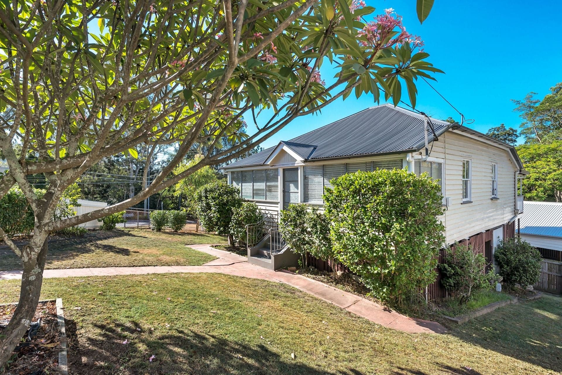 77 Northam Avenue Bardon, Bardon - Thumbnail 2