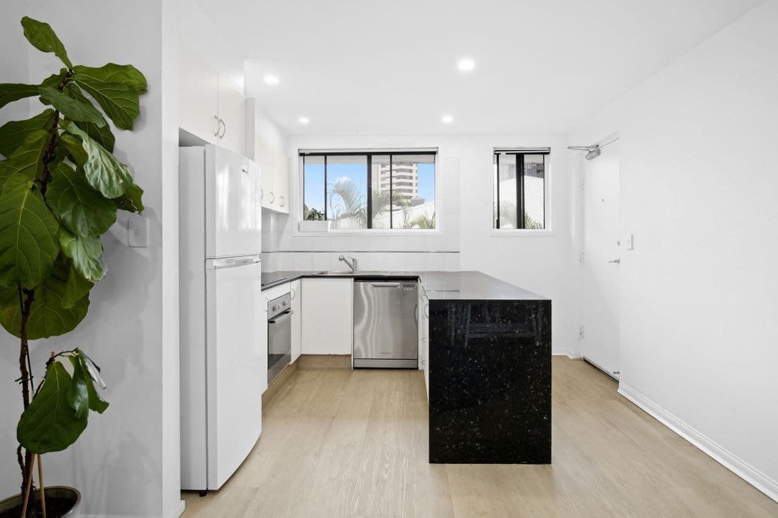 9/6 Genoa Street, Surfers Paradise, QLD 4217, Surfers Paradise - Thumbnail 3