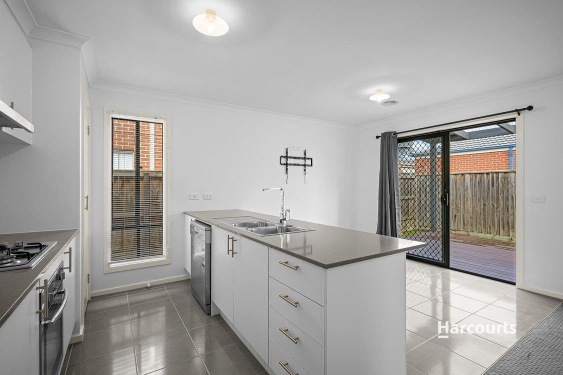 11 Newbury Street, Pakenham, VIC 3810, Pakenham - Thumbnail 2