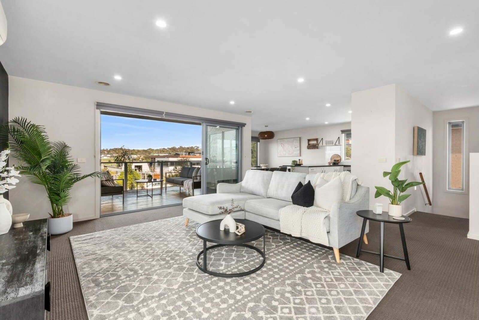 63 Stoneleigh Crescent, HIGHTON, Highton - Thumbnail 2