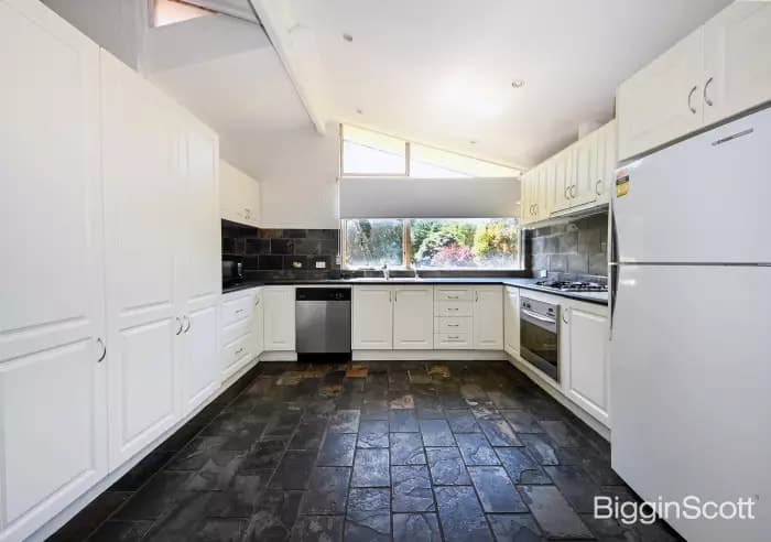 2 Greenham Crescent, Mount Waverley, VIC, Mount Waverley - Thumbnail 4