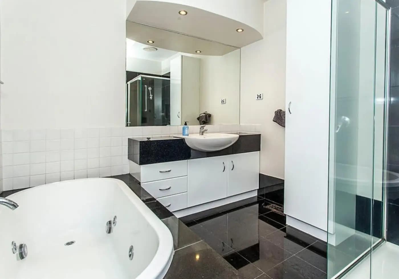 8A Russell Cres, Mount Waverley, VIC, Mount Waverley - Thumbnail 2
