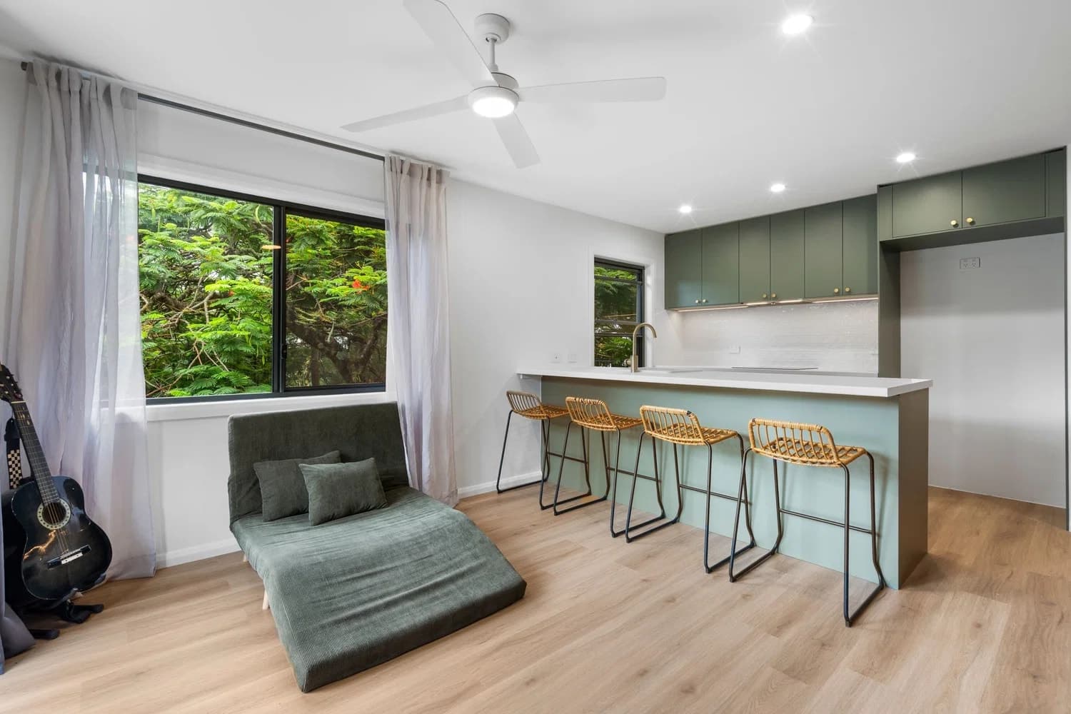 8A Crest Dr, Elanora, QLD, 4221, Elanora - Thumbnail 2