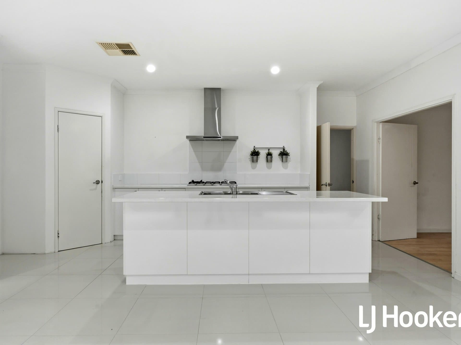20 Nutcote Road, Banksia Grove, Banksia Grove - Thumbnail 4