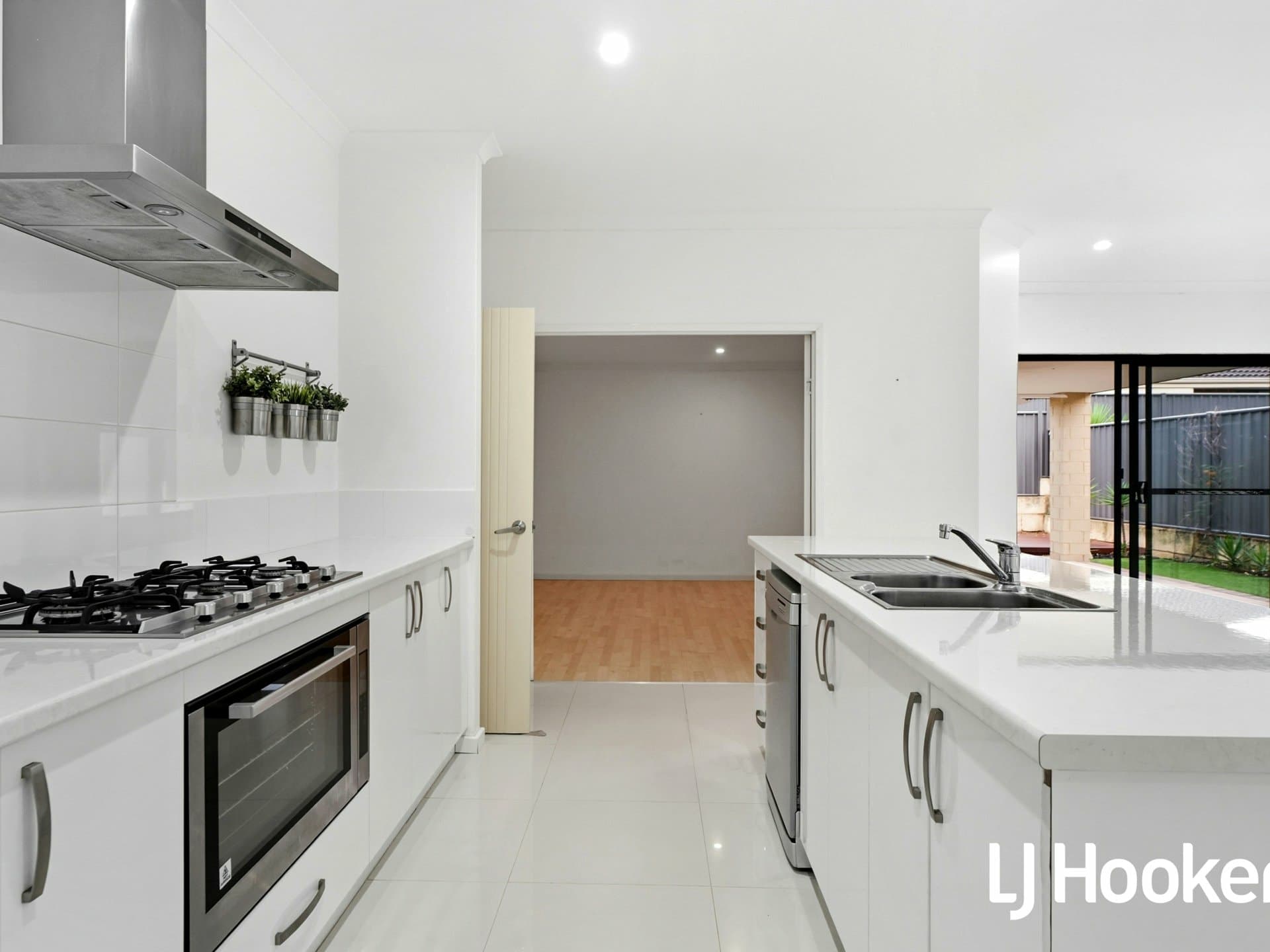 20 Nutcote Road, Banksia Grove, Banksia Grove - Thumbnail 5