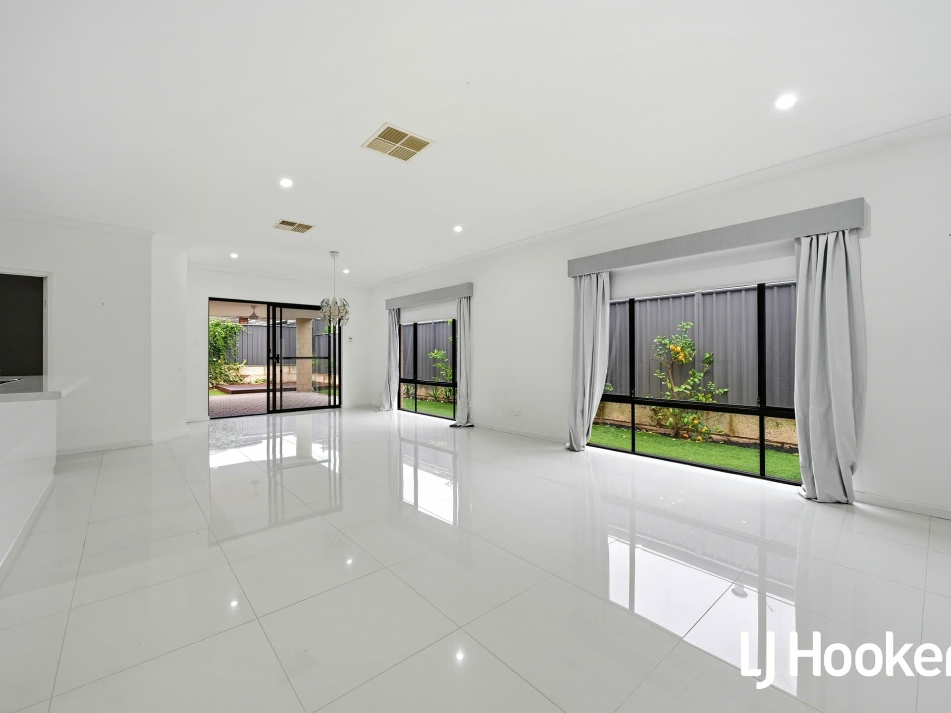 20 Nutcote Road, Banksia Grove, Banksia Grove - Thumbnail 6