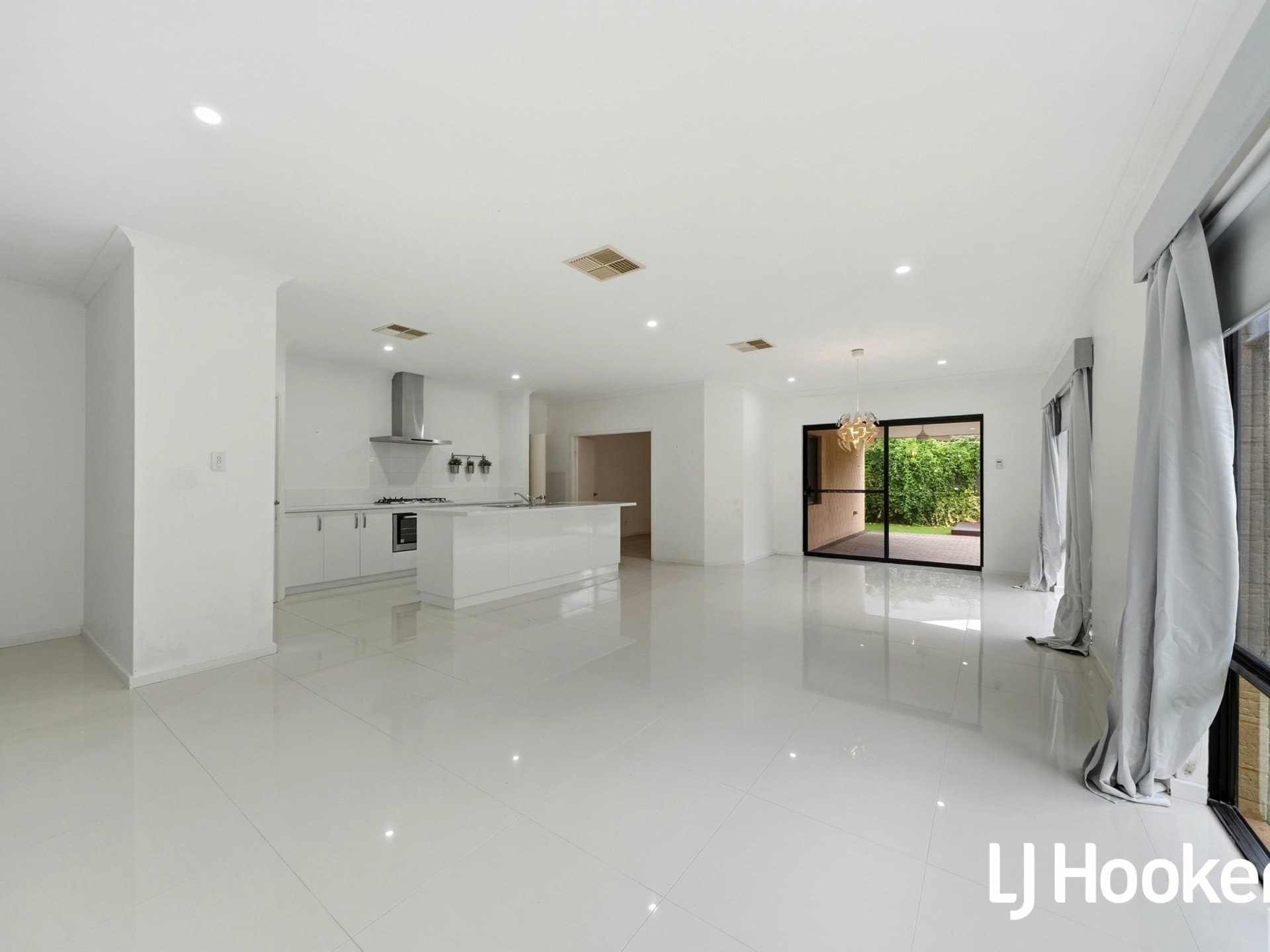 20 Nutcote Road, Banksia Grove, Banksia Grove - Thumbnail 8
