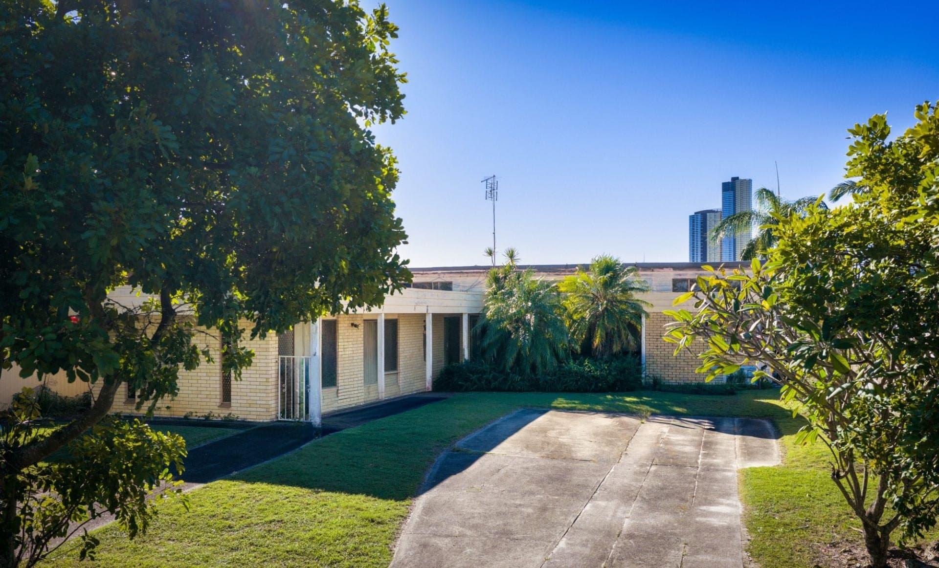 6 Gretel Drive, Mermaid Waters - Image 1