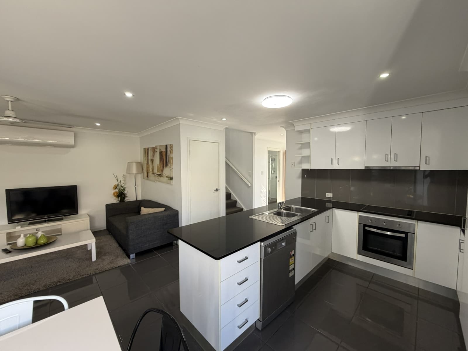 2/1 Agnes Street, SOUTH GLADSTONE, South Gladstone - Thumbnail 2