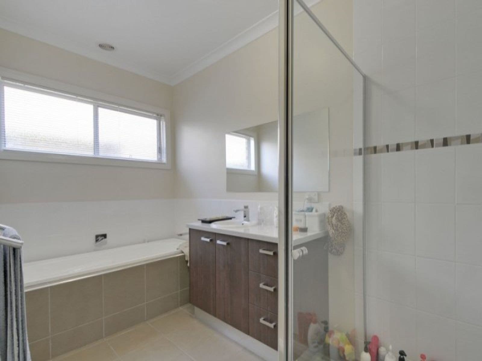 9B Huntingfield Close, Traralgon VIC 3844, Traralgon - Thumbnail 4