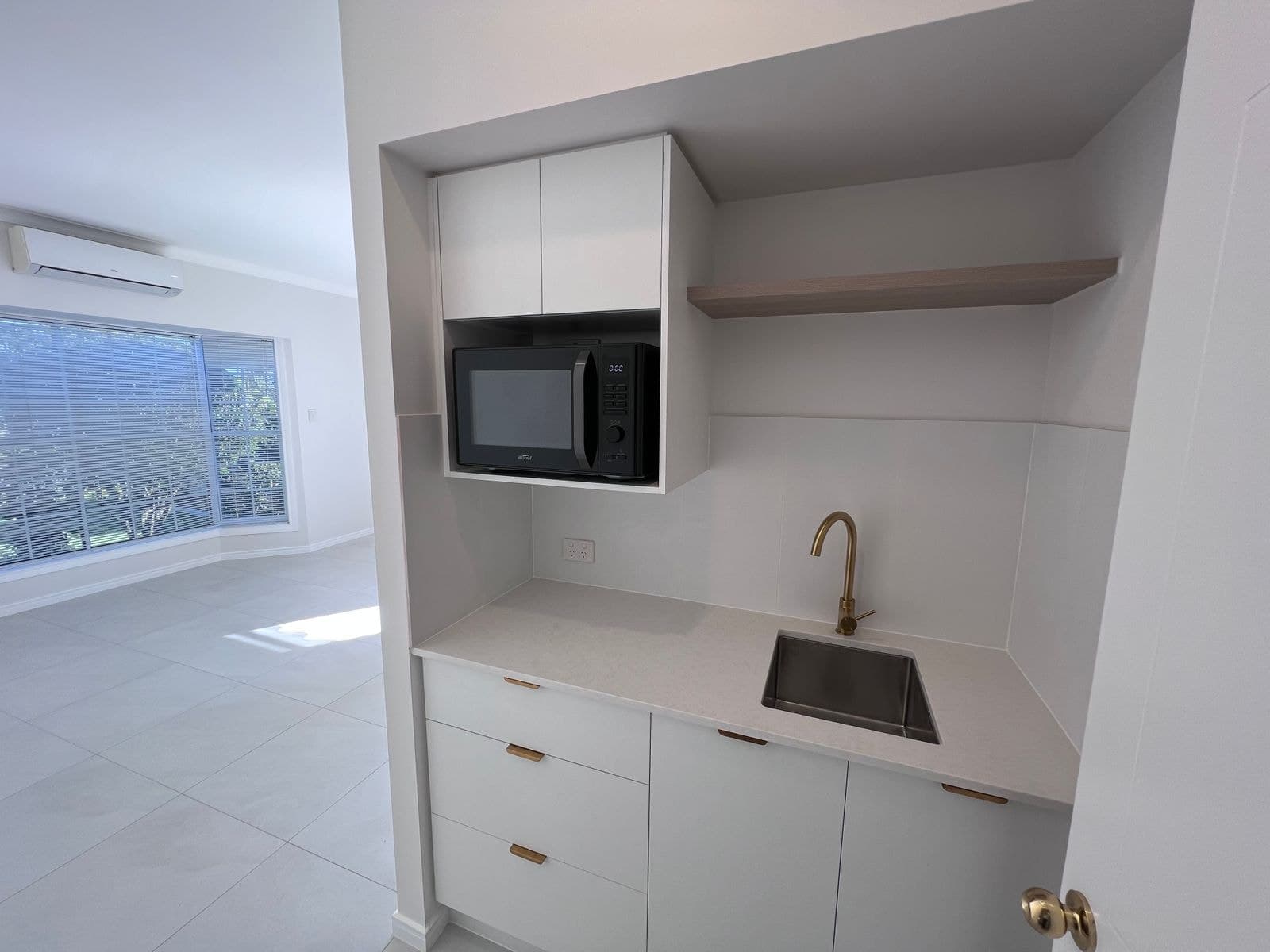 28 Selkirk Avenue, Benowa QLD 4217, Benowa - Thumbnail 4