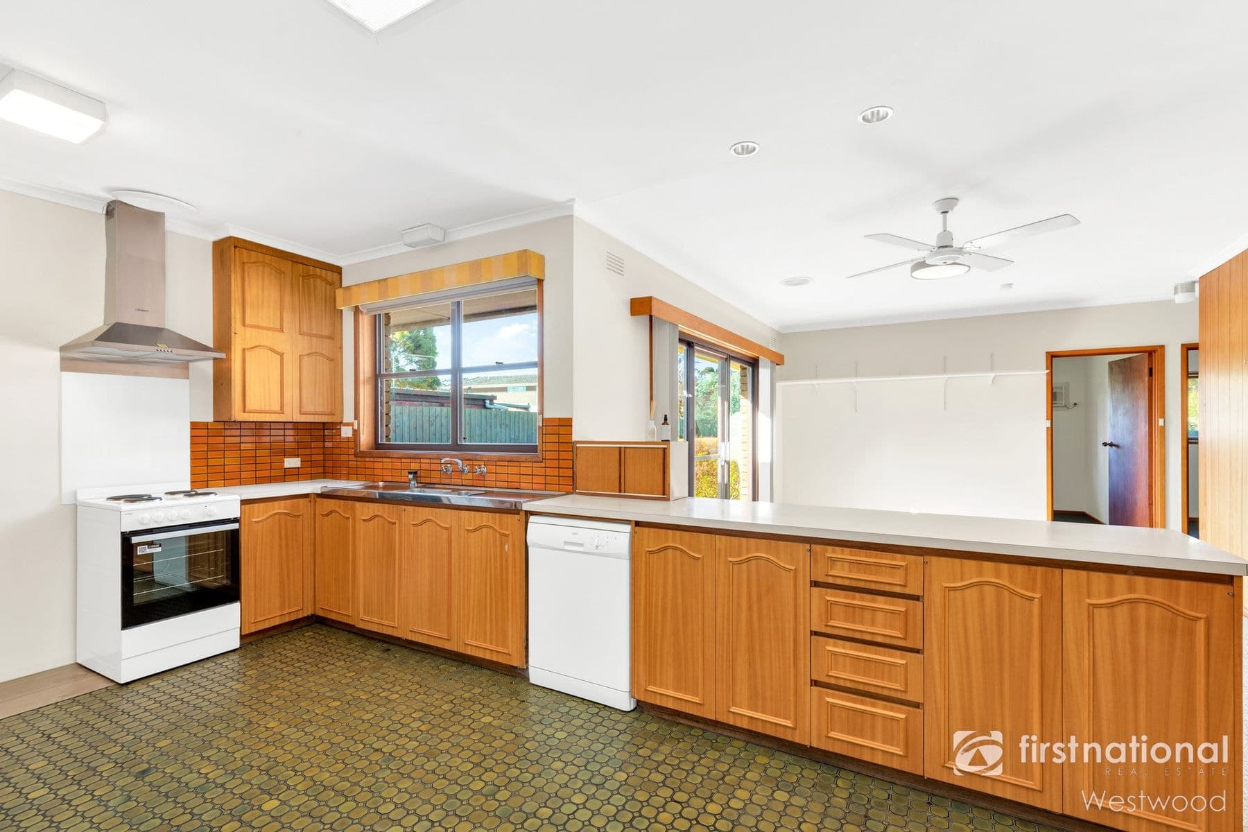 32 Tyrone Street, Werribee VIC 3030, Werribee - Thumbnail 2