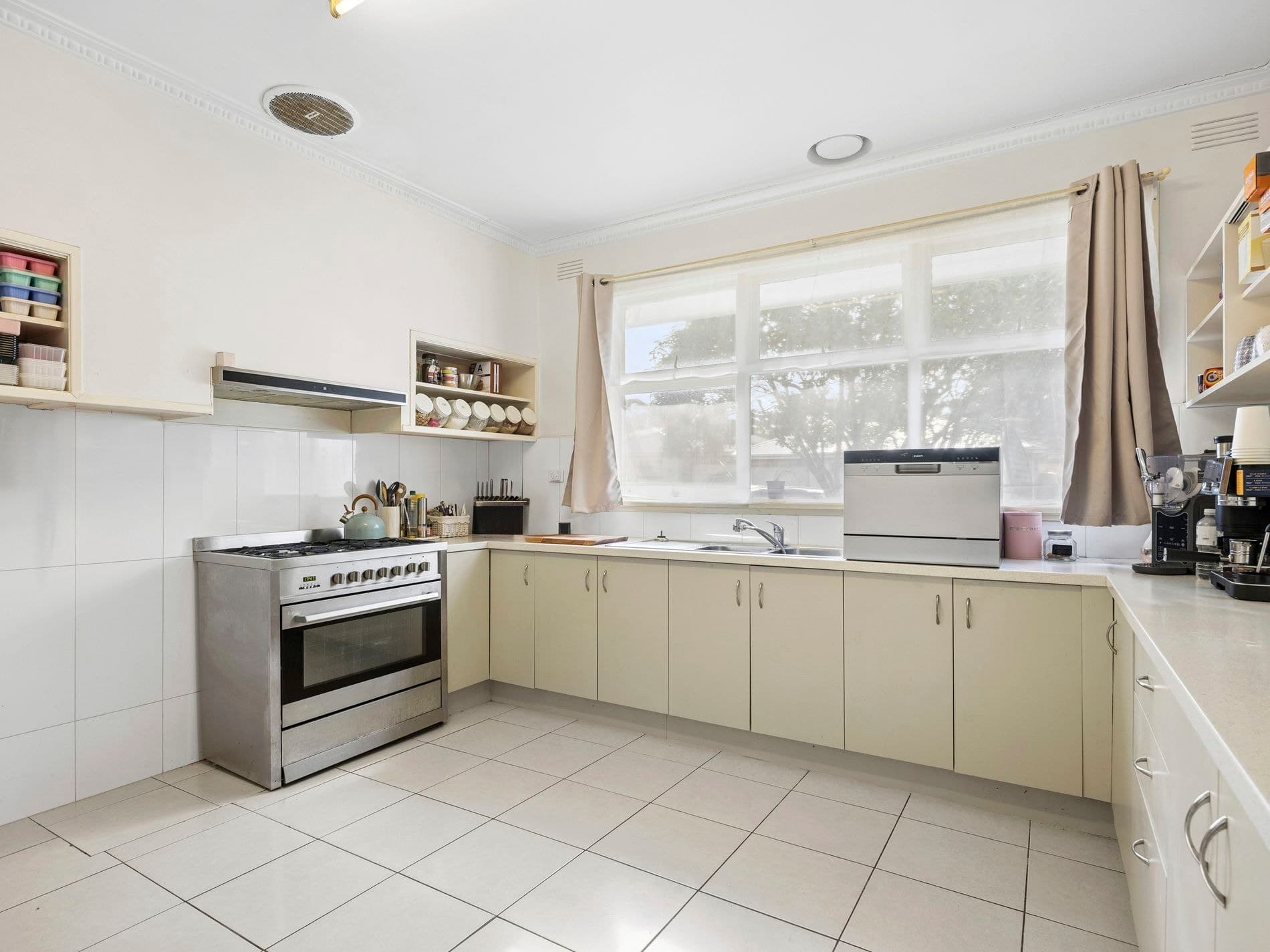 140 Vines Road, Hamlyn Heights - Thumbnail 3