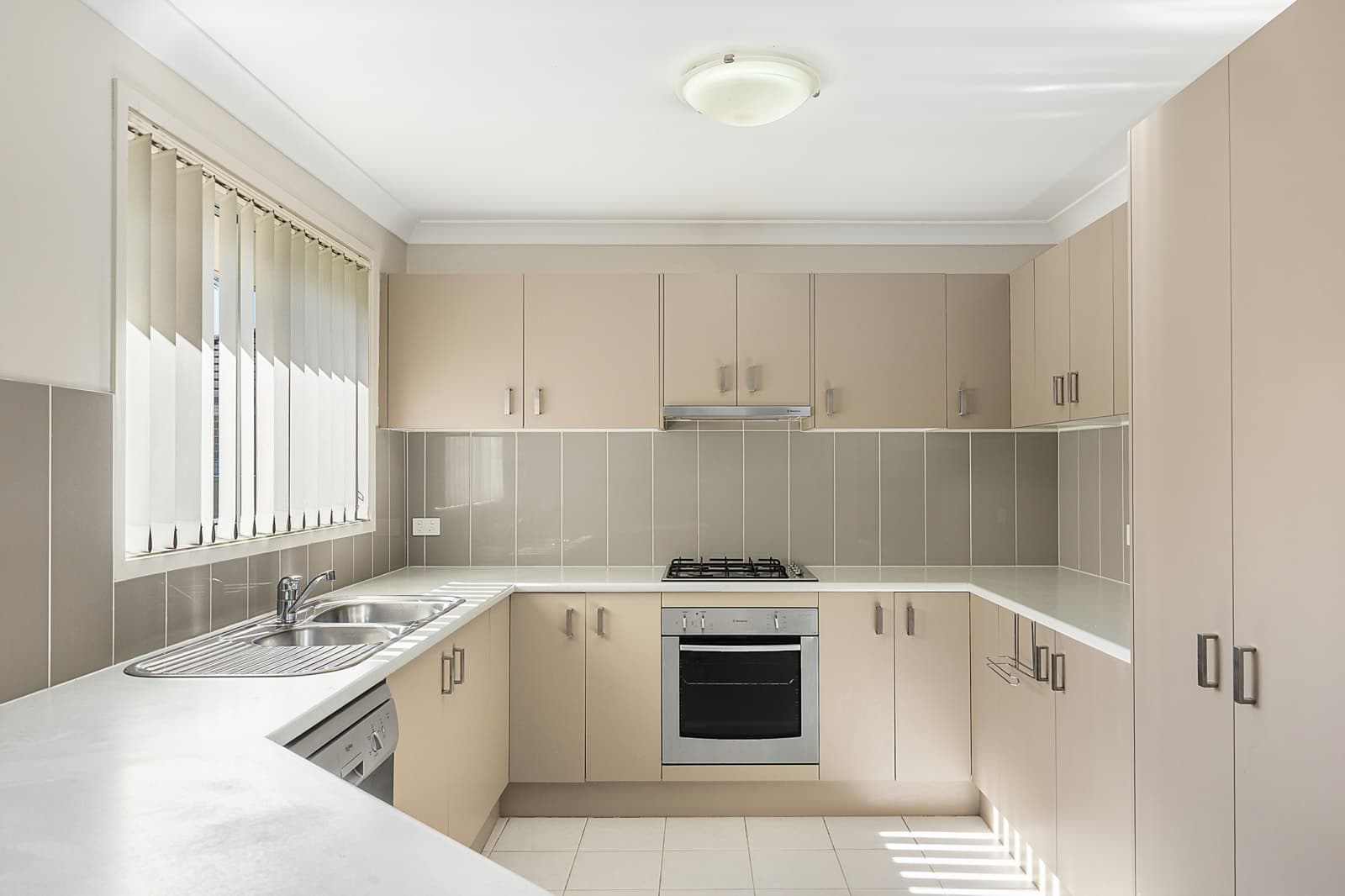 28 Grasstree Avenue, WOONGARRAH, Woongarrah - Thumbnail 2