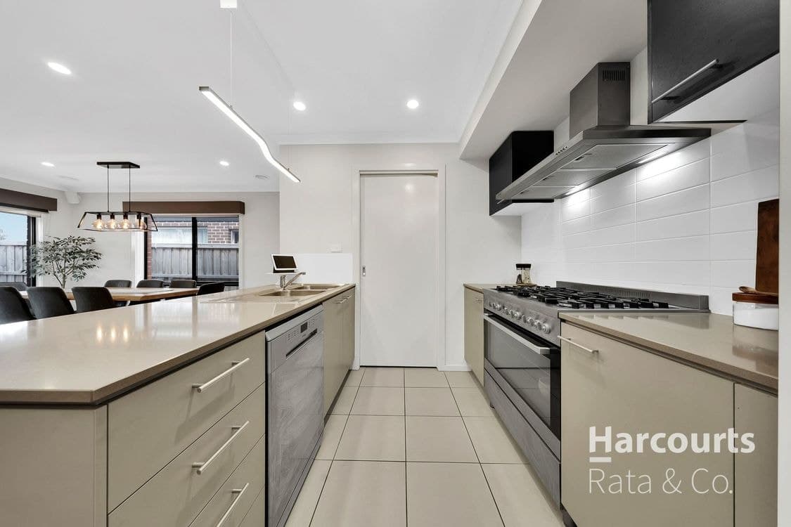 93 Madura Promenade, Mickleham, VIC 3064, Mickleham - Thumbnail 2