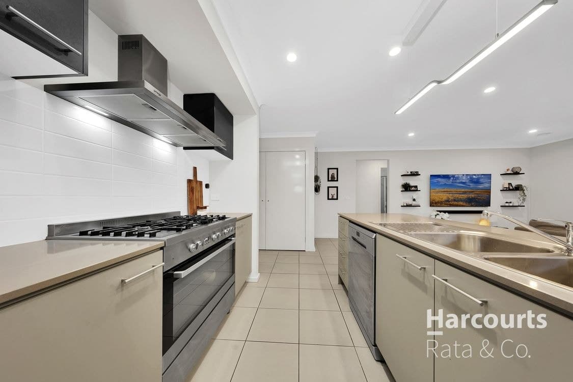 93 Madura Promenade, Mickleham, VIC 3064, Mickleham - Thumbnail 3