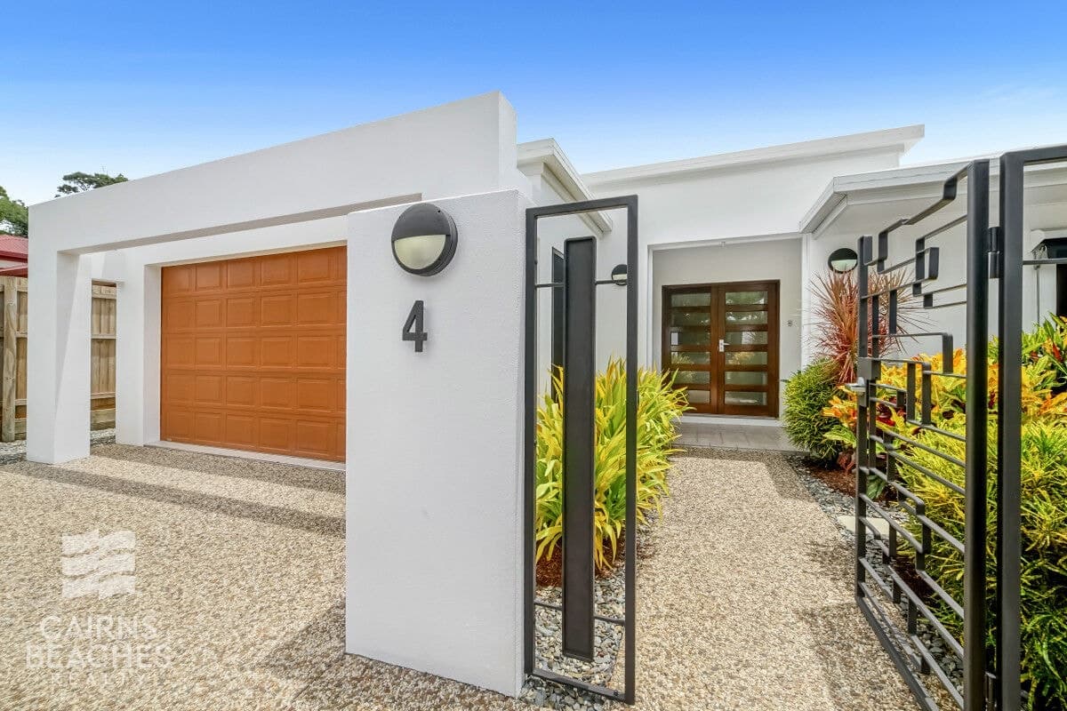 4 Tydeman Crescent, Clifton Beach - Image 1