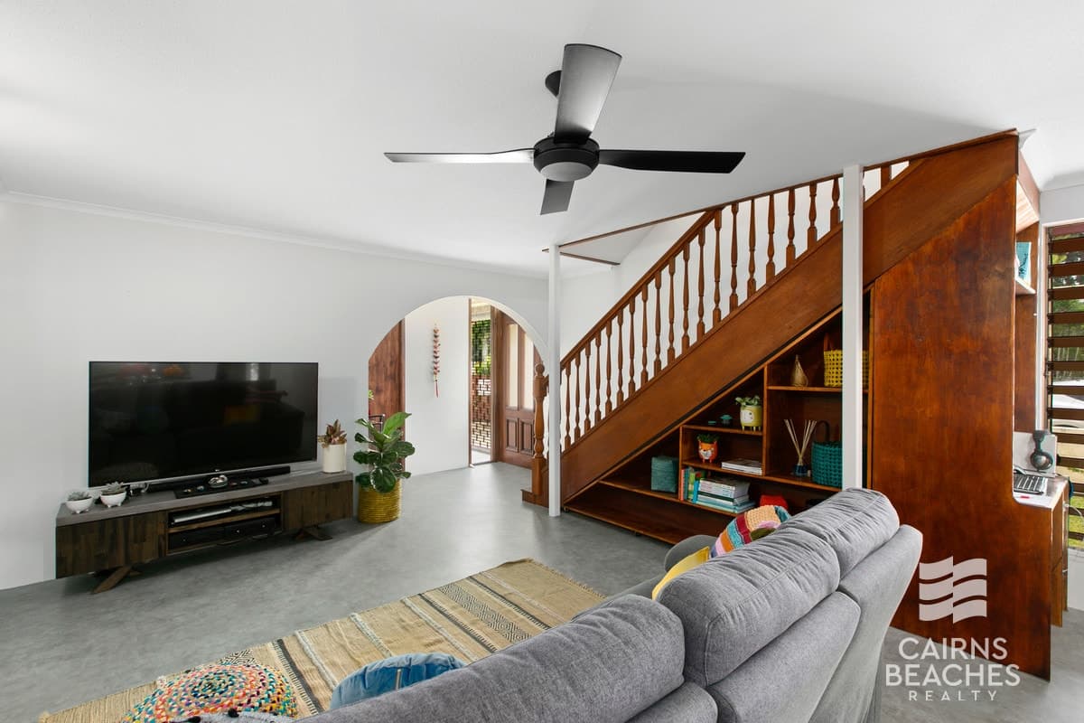 1/21 Mimosa Street, Holloways Beach - Image 1