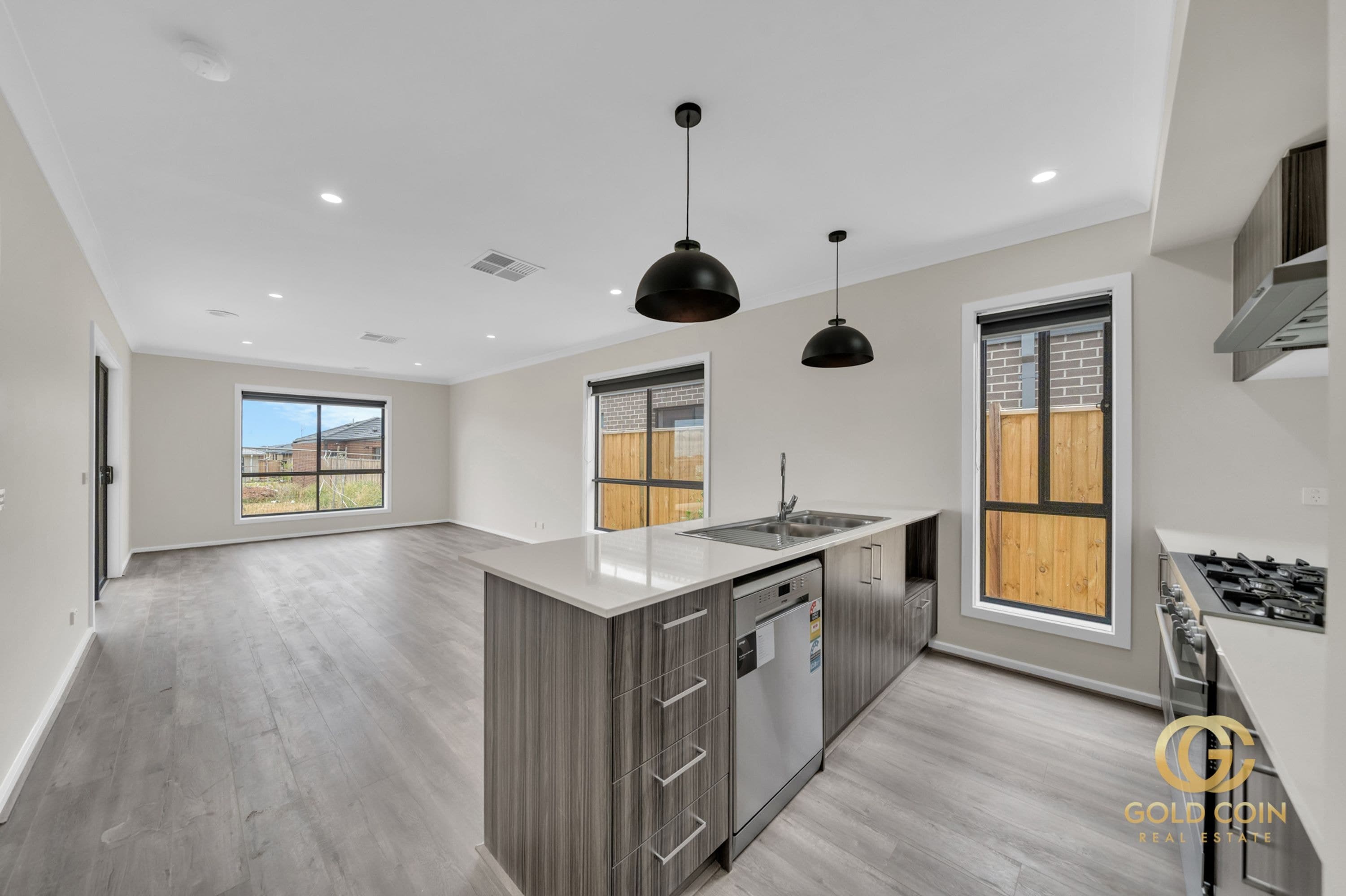 12 Clipstone Crescent, Fraser Rise - Thumbnail 8