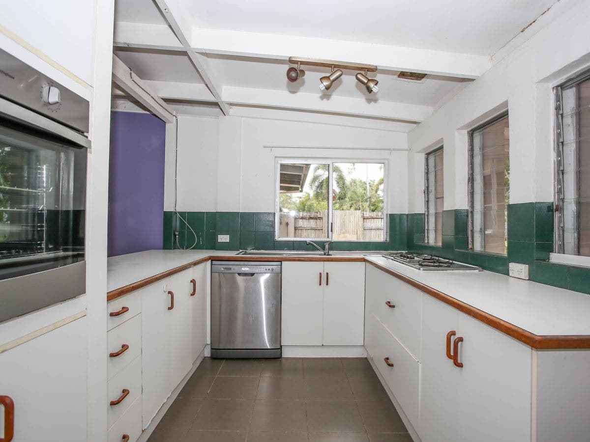 11 Carolyn Close, Yorkeys Knob - Thumbnail 3
