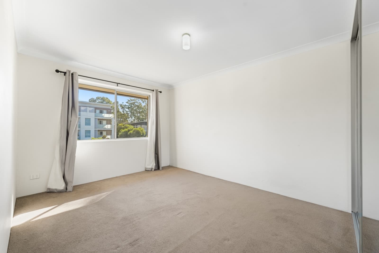 80 The Esplanade, GUILDFORD, Guildford - Thumbnail 5
