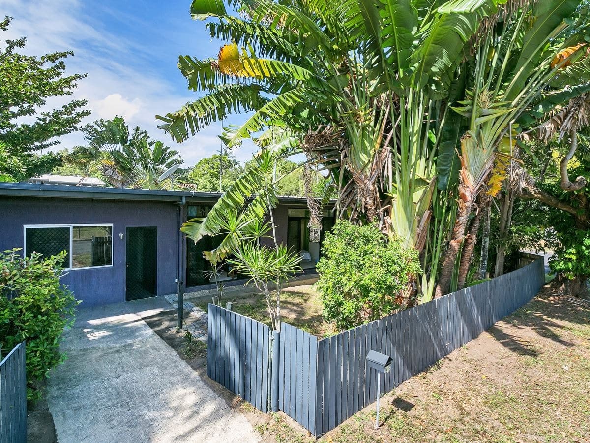 1/6 Hickory St, Holloways Beach - Image 1
