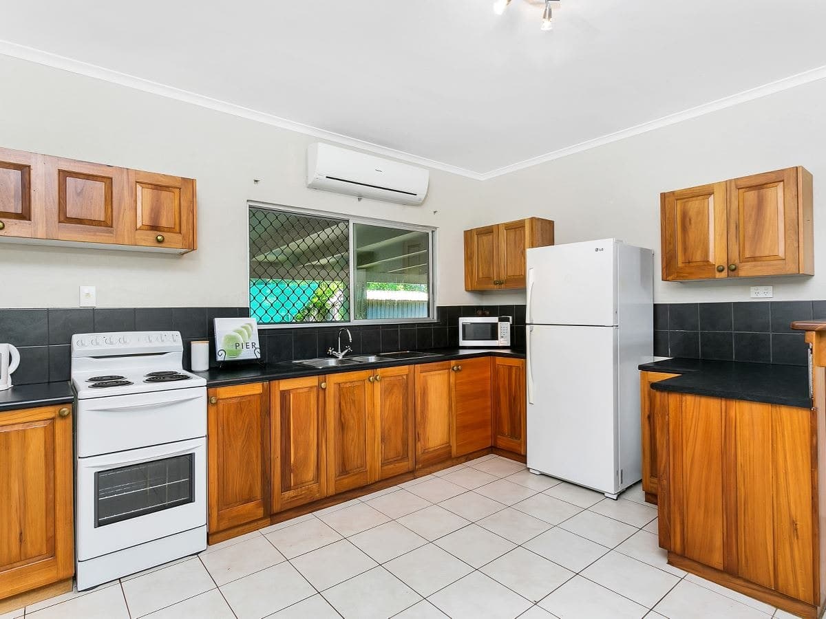 1/6 Hickory St, Holloways Beach - Thumbnail 2