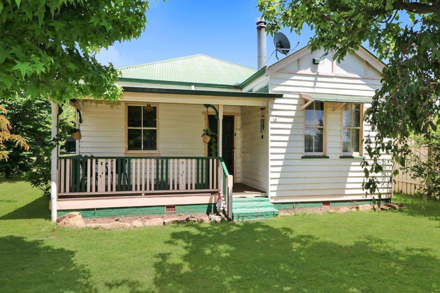 16 Healeys Lane, Glen Innes NSW 2370, Glen Innes - Image 1