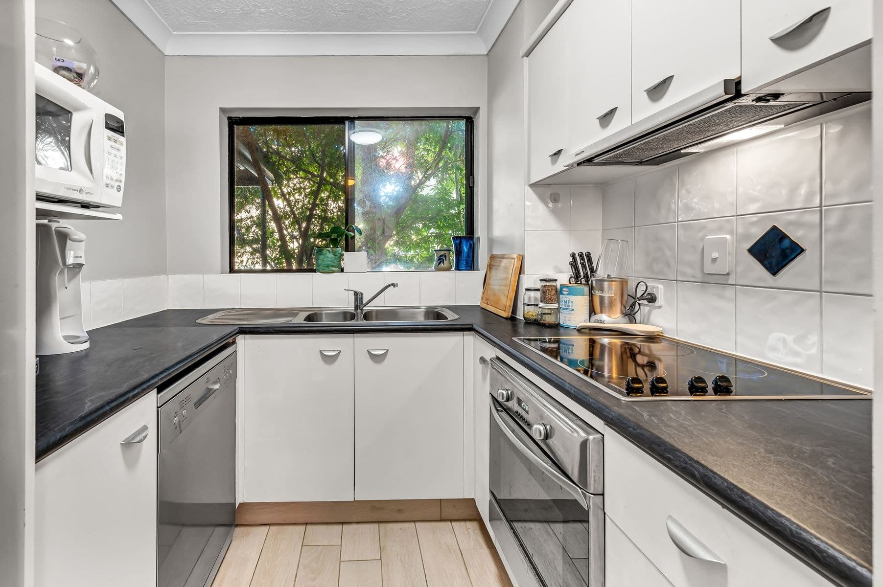 2/10-12 Darrambal Street, Chevron Island QLD 4217, Chevron Island - Thumbnail 6