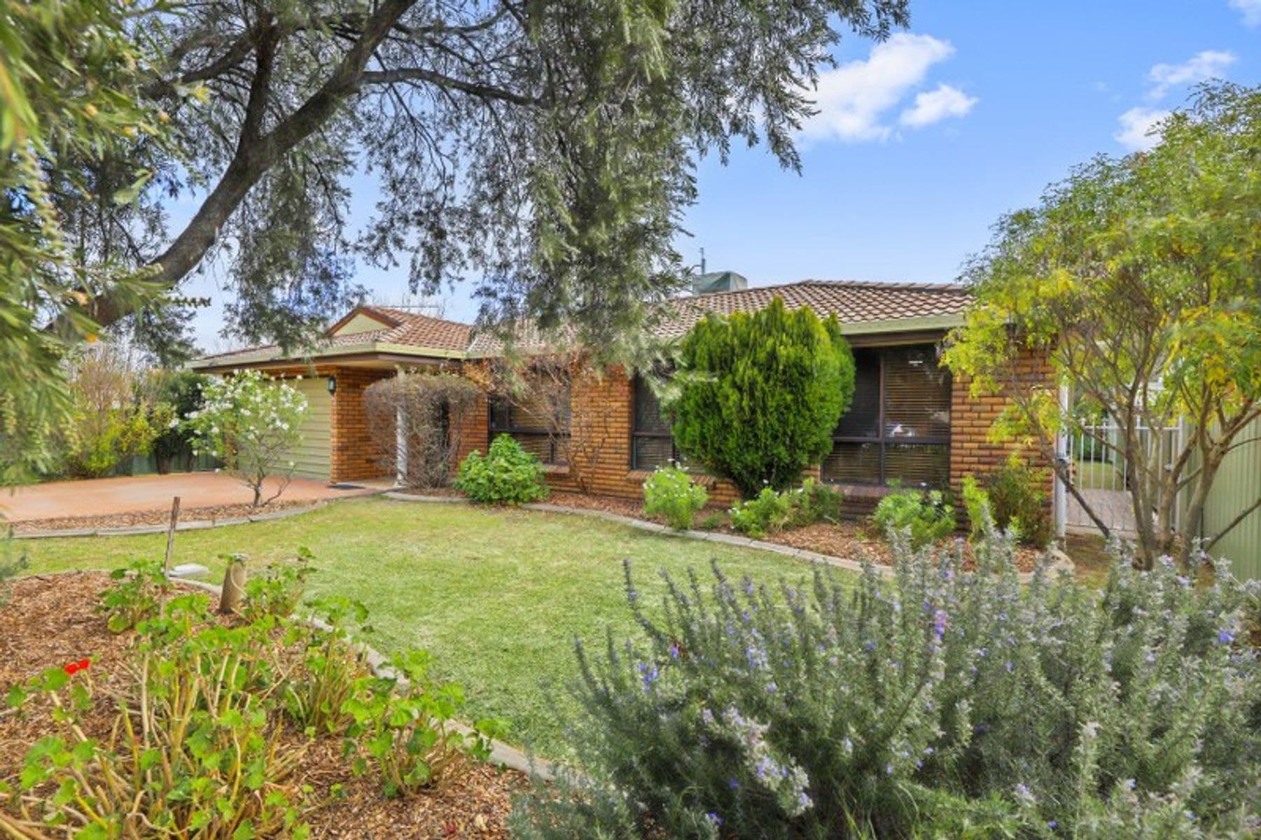 18 Nowland Crescent, Tamworth NSW 2340, Tamworth - Thumbnail 2