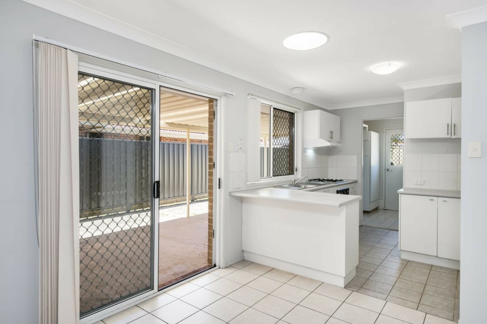 3 Leaf Place, HAMLYN TERRACE, Hamlyn Terrace - Thumbnail 3