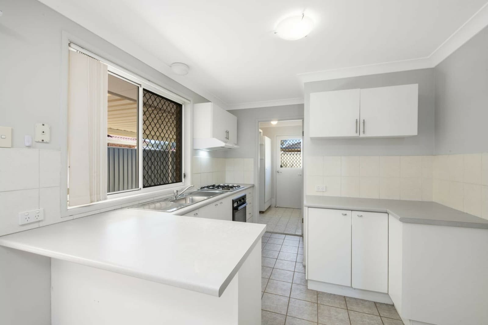 3 Leaf Place, HAMLYN TERRACE, Hamlyn Terrace - Thumbnail 4