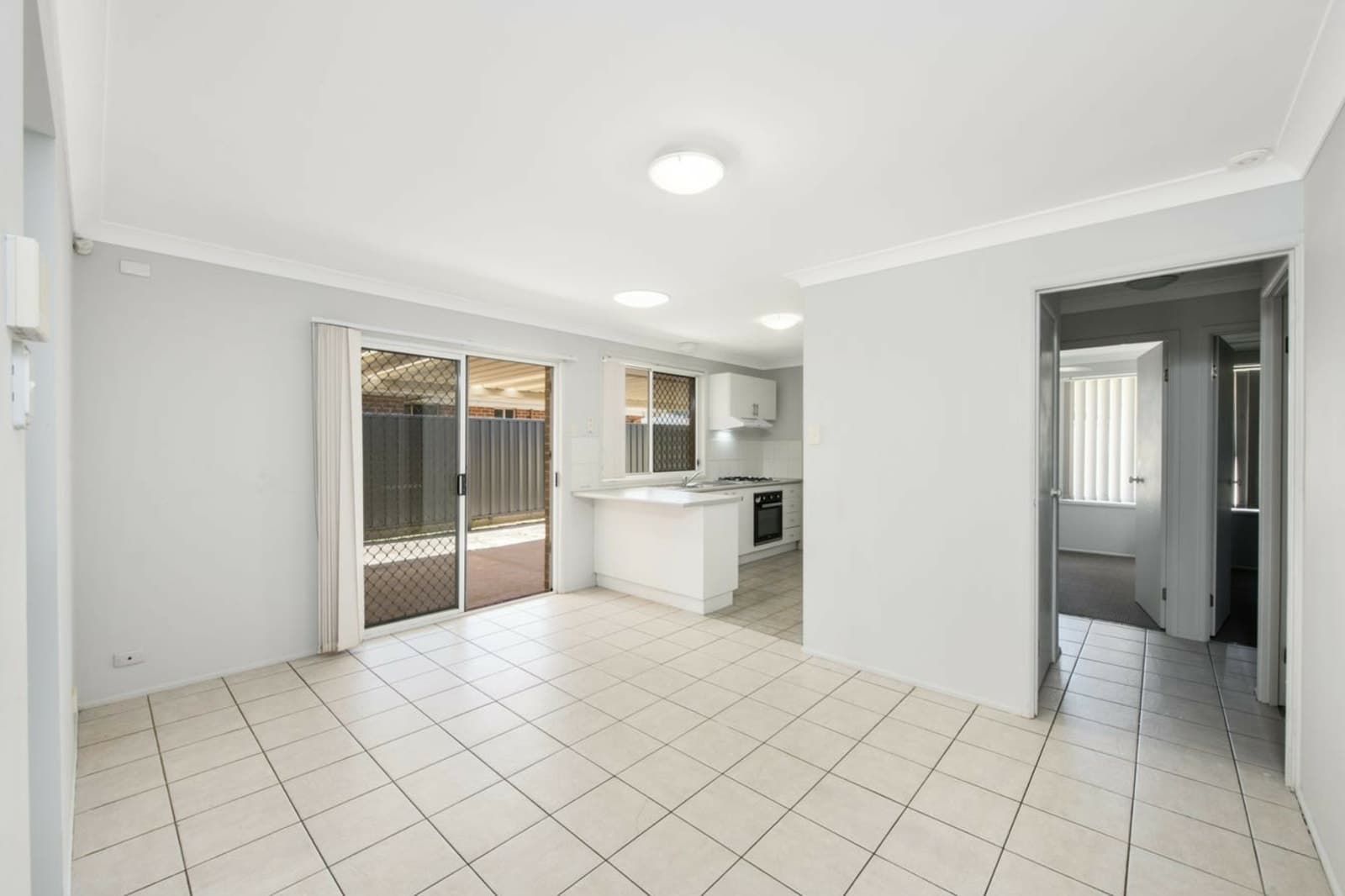 3 Leaf Place, HAMLYN TERRACE, Hamlyn Terrace - Thumbnail 5
