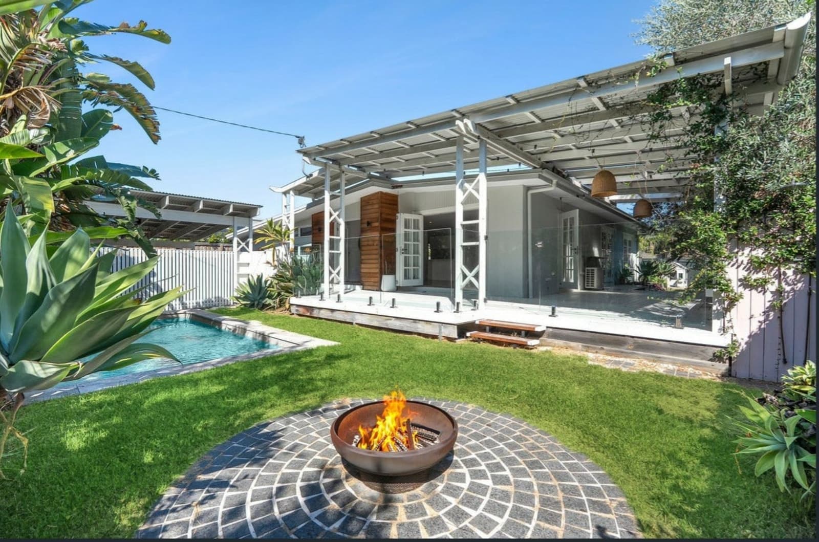 12 Joy Avenue, BURLEIGH WATERS, Burleigh Waters - Thumbnail 2