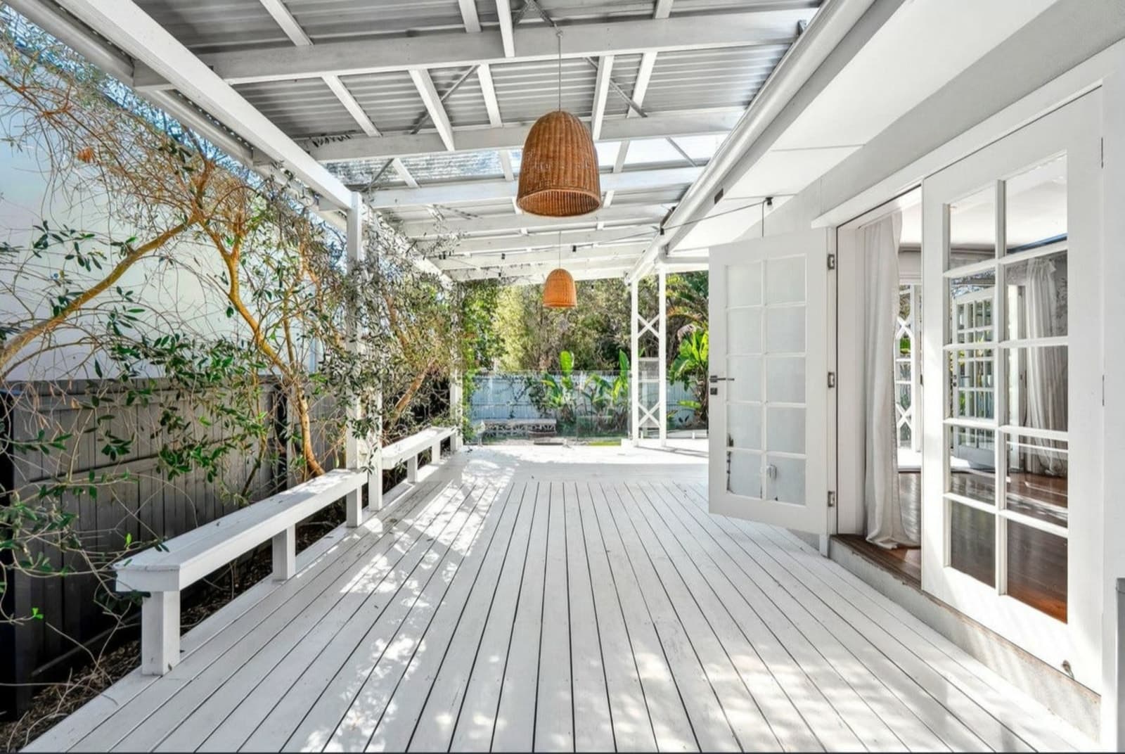 12 Joy Avenue, BURLEIGH WATERS, Burleigh Waters - Thumbnail 3