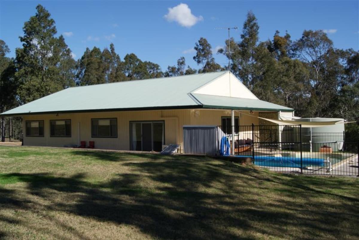 3 Bedrooms..12m X 12m Shed..in, Singleton - Thumbnail 4