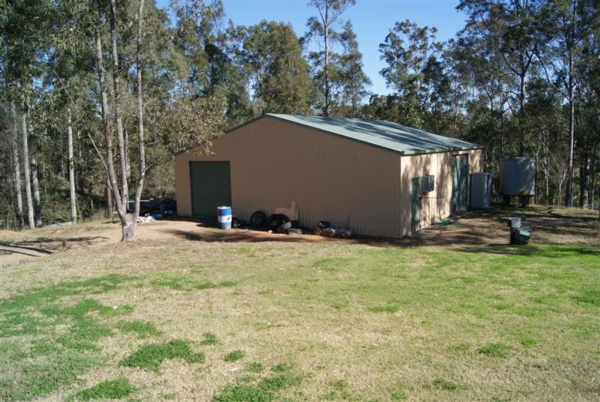 3 Bedrooms..12m X 12m Shed..in, Singleton - Thumbnail 5