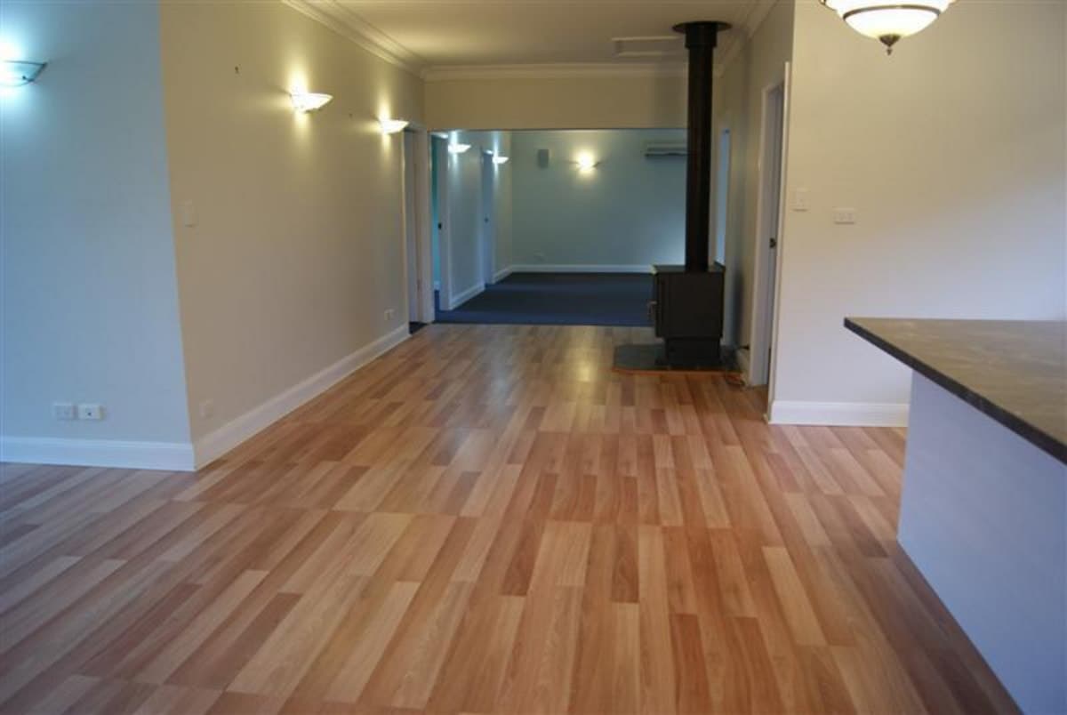 3 Bedrooms..12m X 12m Shed..in, Singleton - Thumbnail 6