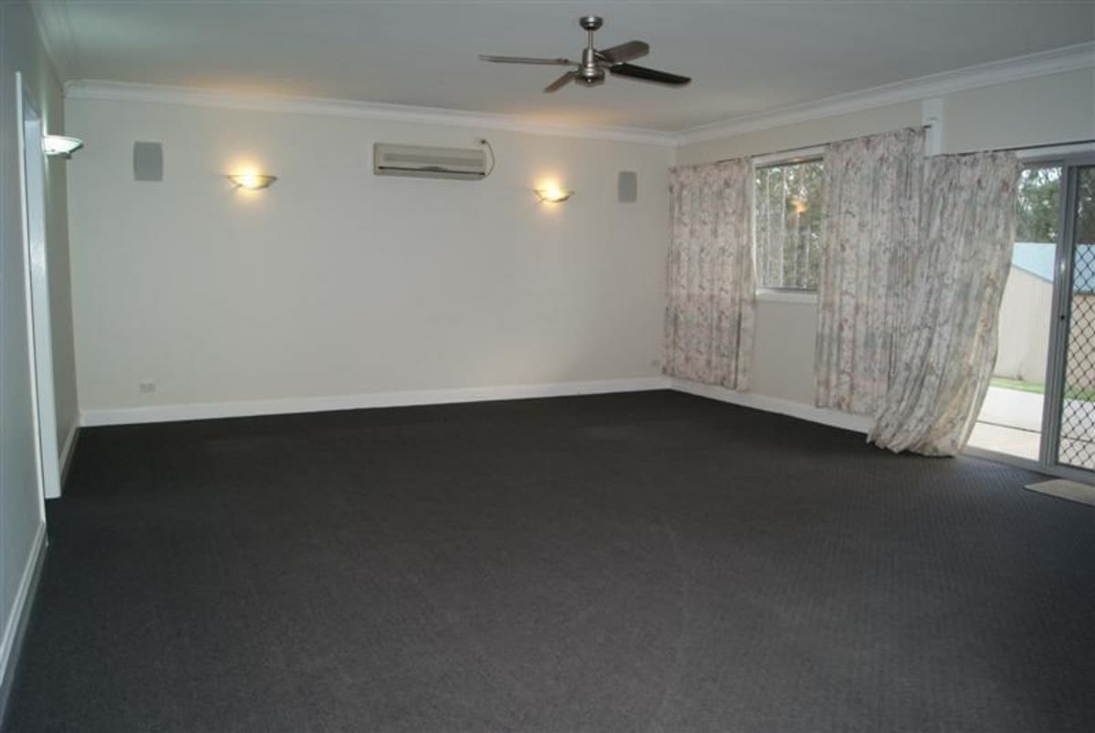 3 Bedrooms..12m X 12m Shed..in, Singleton - Thumbnail 7