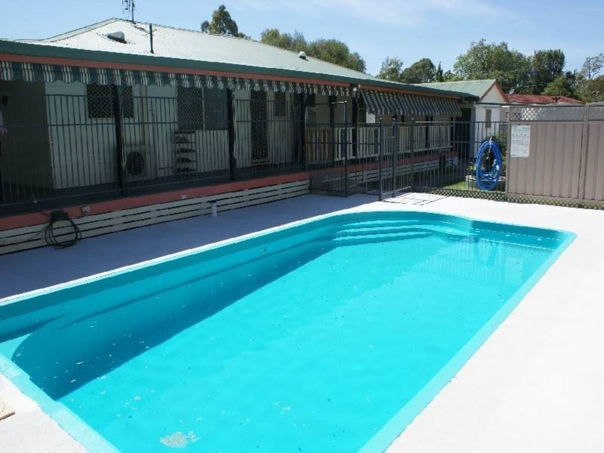 3 Bedrooms...inground Pool...3, Broke - Thumbnail 2