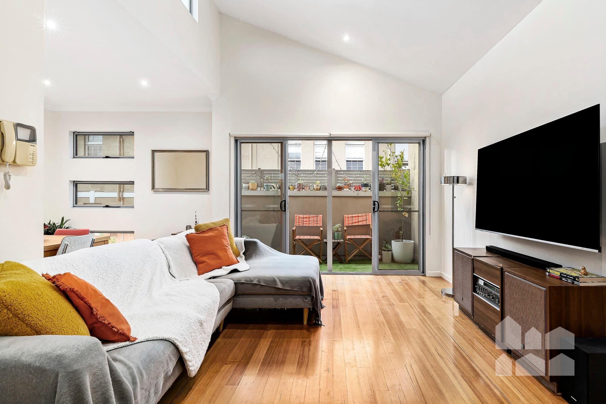 5/10 Rosamond Road, Footscray - Thumbnail 2