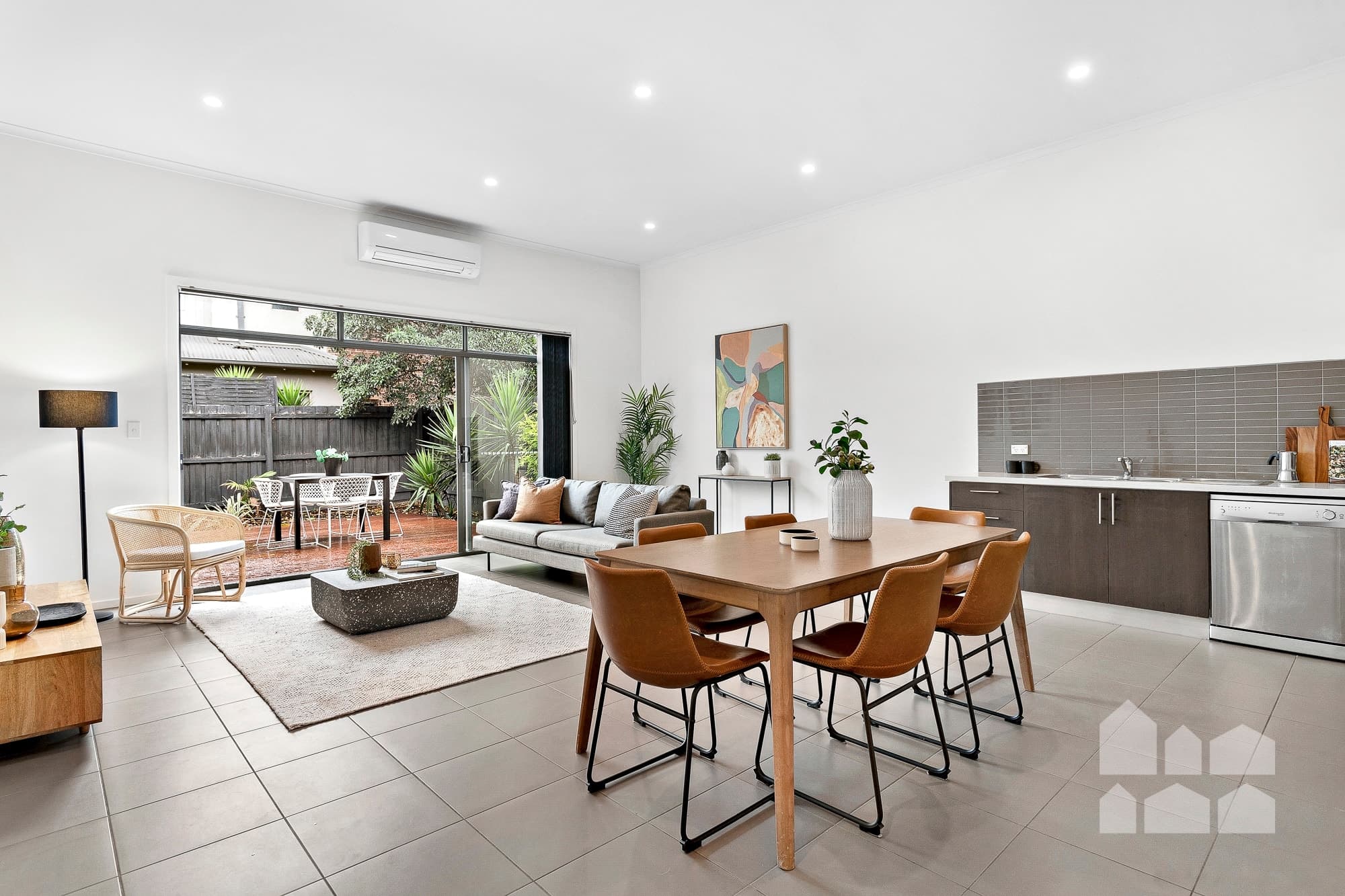 2/11 Vine Street, West Footscray - Thumbnail 2