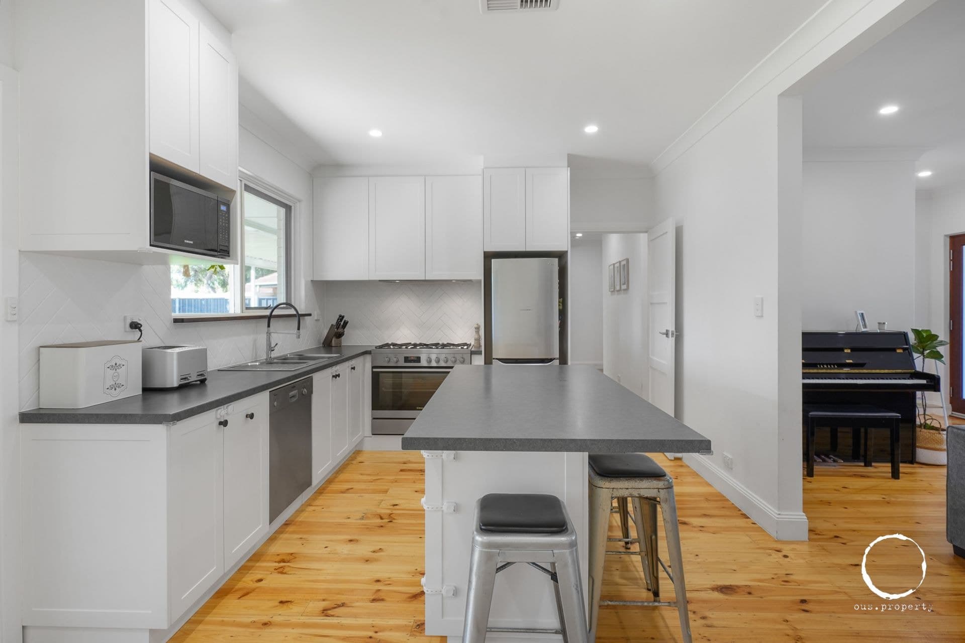 11 Bermuda Avenue, West Lakes Shore - Thumbnail 5