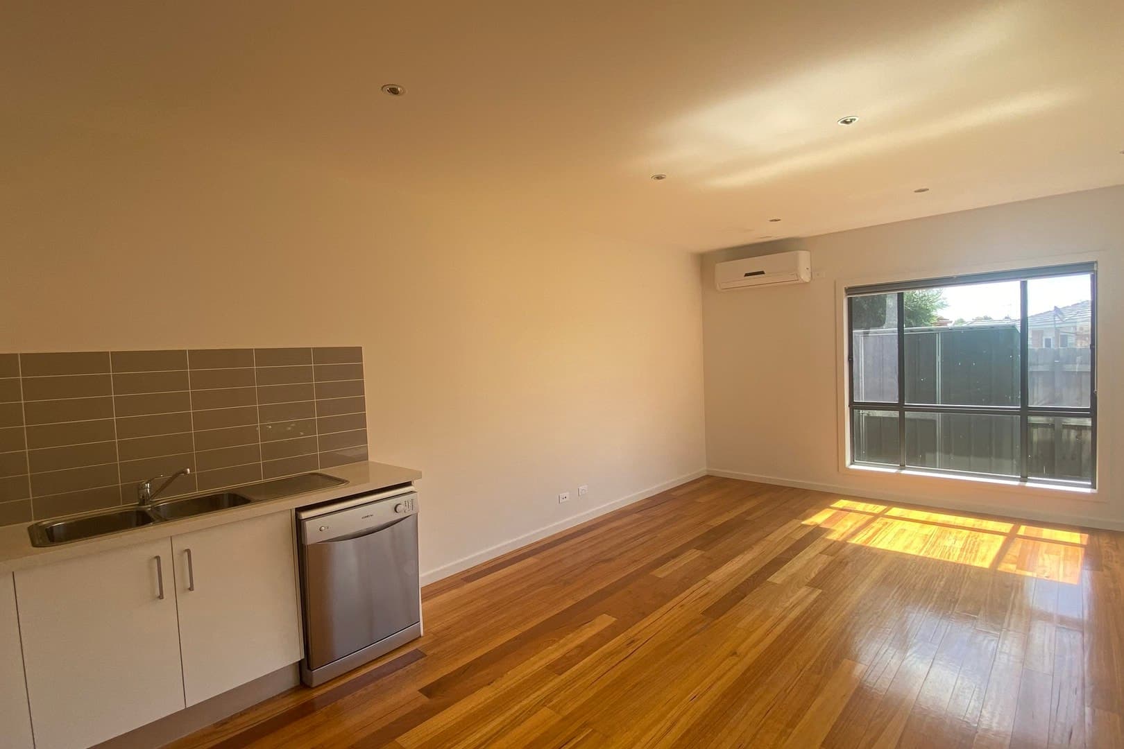 3 & 4/14 Maclagan Crescent, Reservoir, VIC 3073, Reservoir - Thumbnail 4