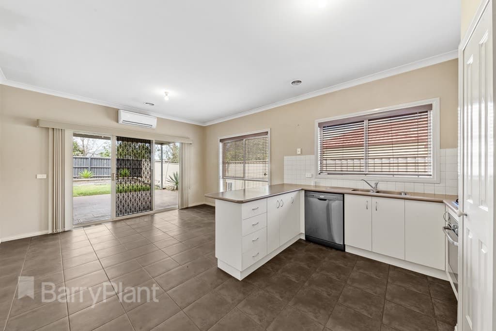 28 Barringo Way, Caroline Springs, VIC 3023, Caroline Springs - Thumbnail 2