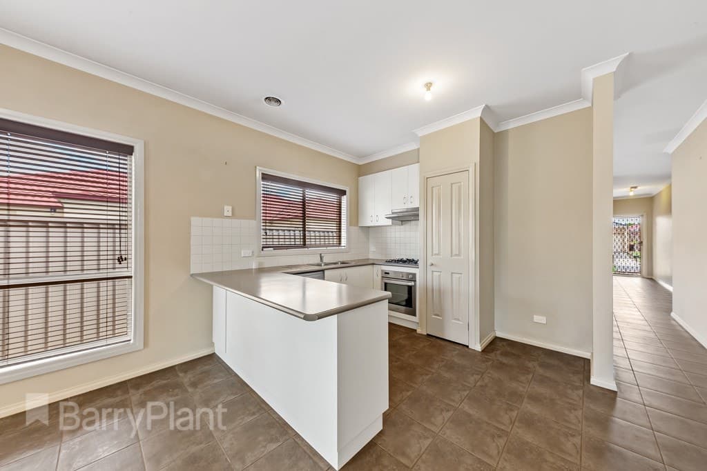 28 Barringo Way, Caroline Springs, VIC 3023, Caroline Springs - Thumbnail 3