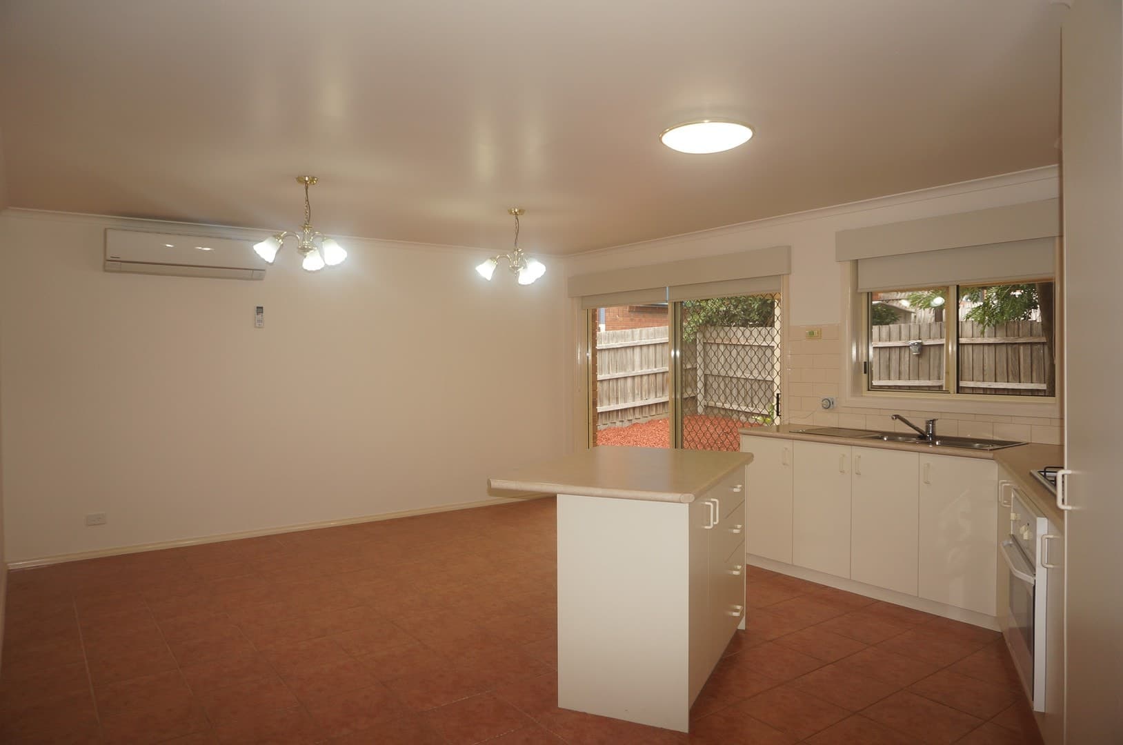 2/216 Elizabeth Drive, Sunbury, VIC 3429, Sunbury - Thumbnail 2