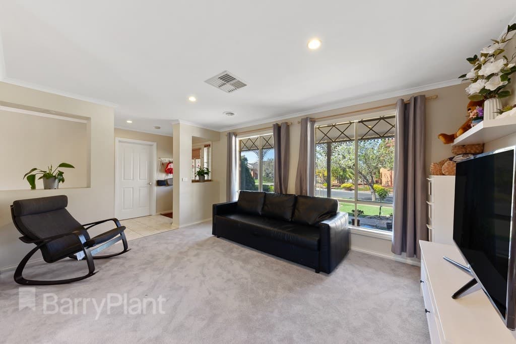 9 Northampton CrescentCaroline Springs, VIC 3023  - Leased, Caroline Springs - Thumbnail 2