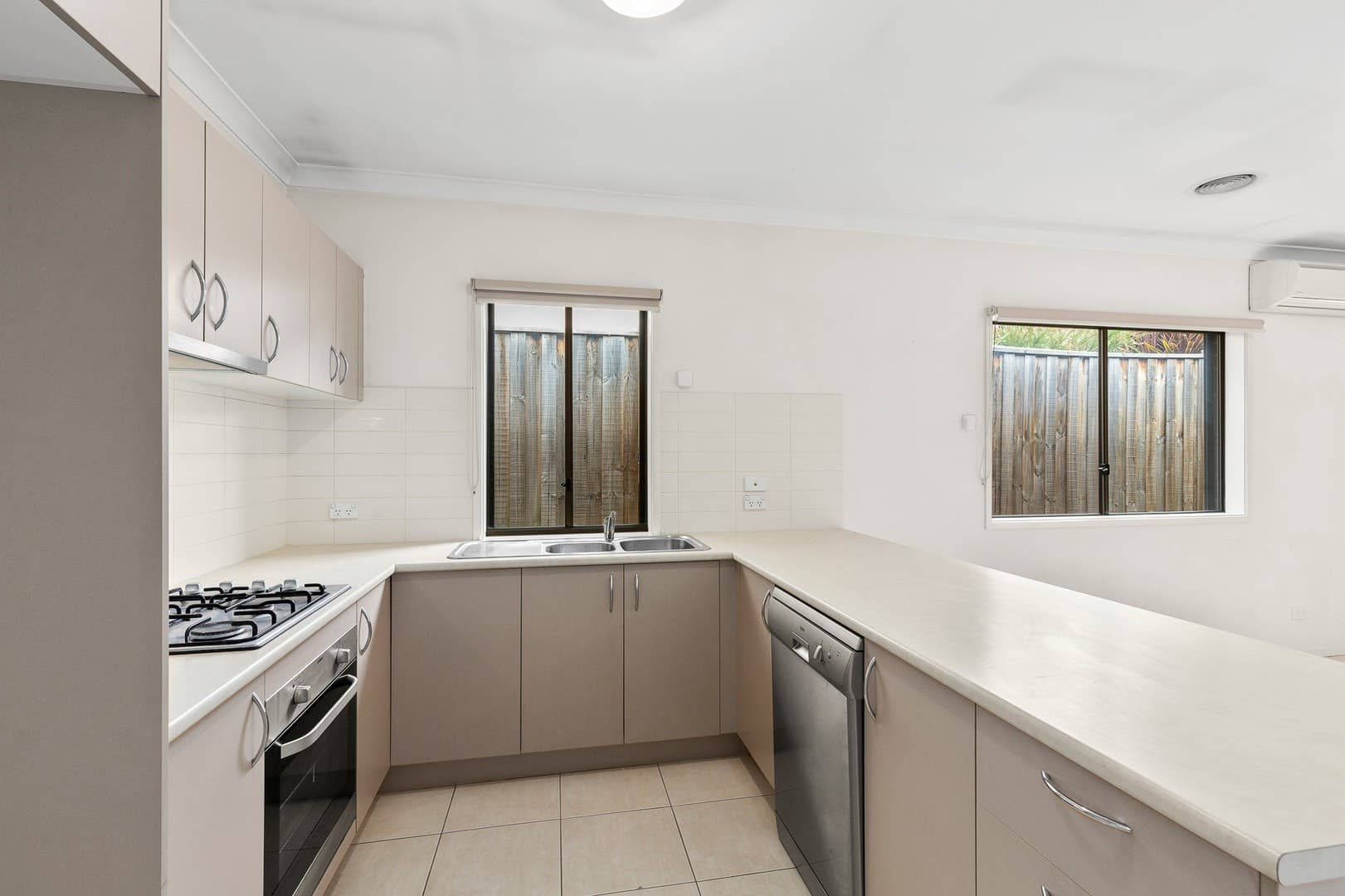 24 Tooradin  Crescent, Doreen, VIC 3754, Doreen - Thumbnail 2